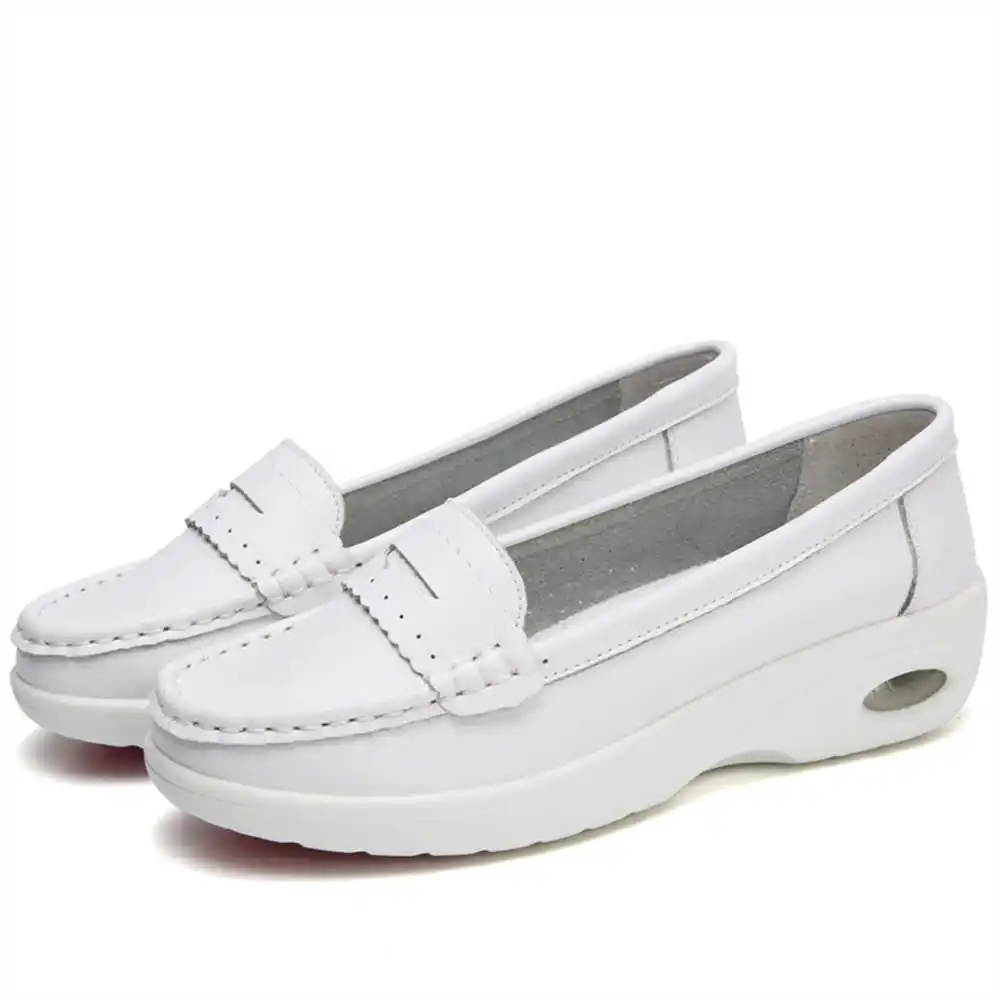 Białe buty sportowe z grubą po – Travel Accessories For Young Men recenzja i cena