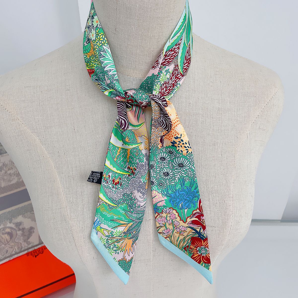 Długi szal damski z nadrukiem  – Travel Accessories Present recenzja i cena