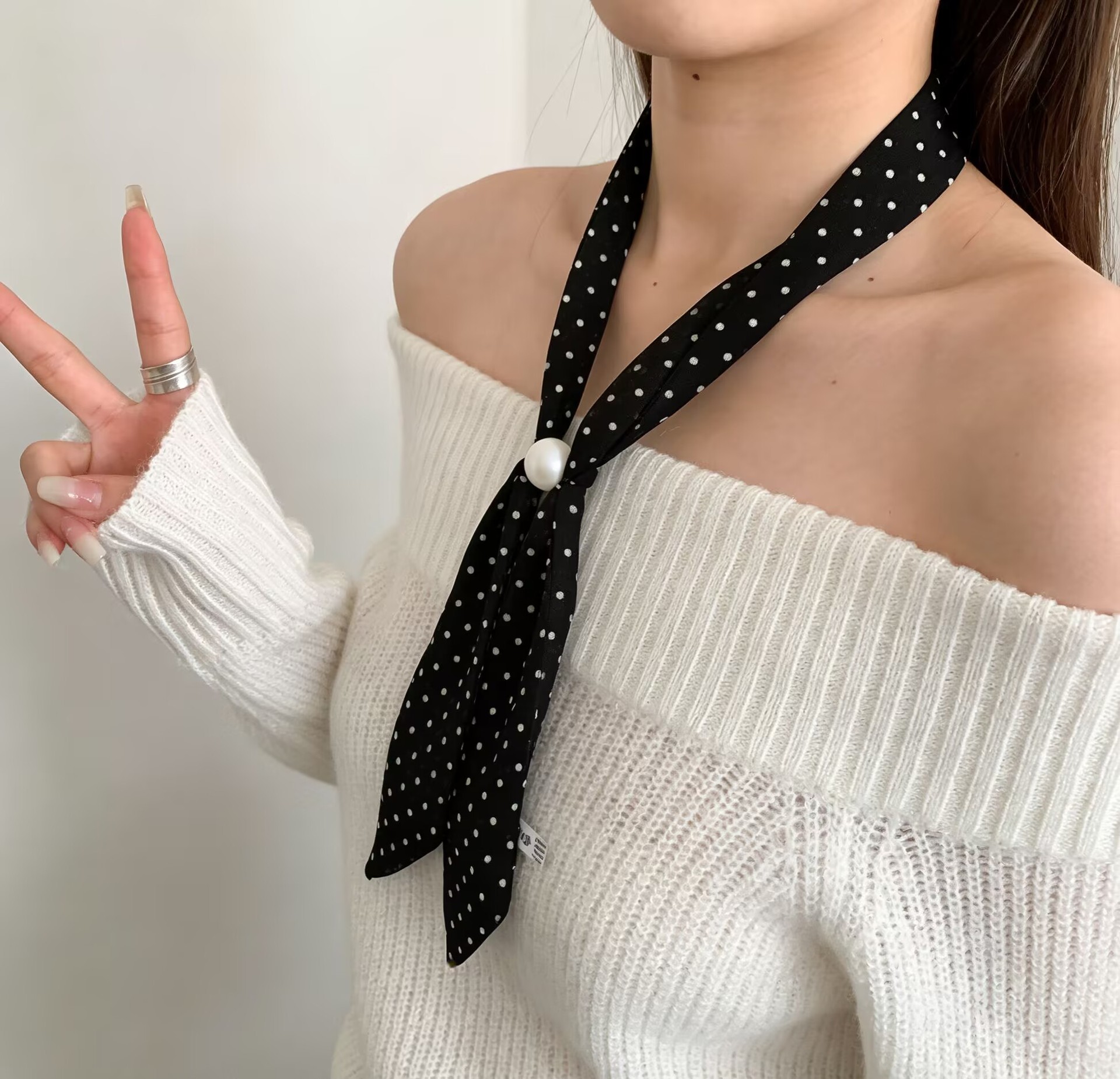 Szalik Twilly z perłową klamrą – Travel Accessories Neck recenzja i cena